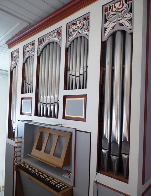 Christoph Böttner, der Inhaber des Unternehmens Orgelbau Böttner in Frankenberg (Eder), hat die Orgel im Jahre 2002 mit 5 Registern unter Verwendung von Pfeifenmaterial aus der Vorgängerorgel gebaut.