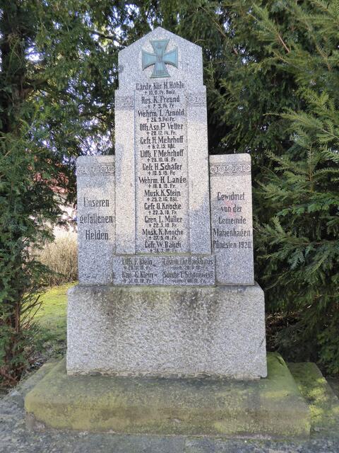 Auf dem Gelände der evangelischen Kirche in Vöhl-Marienhagen steht ein Gedenkstein für die Gefallenen des Ersten Weltkriegs.