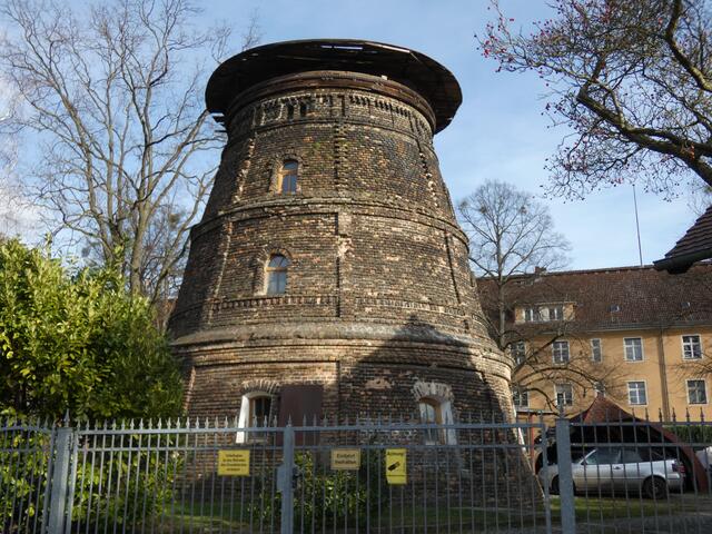 In der Nachkriegszeit stand die Mühle leer und verfiel jahrzehntelang. Erst 1997 fand sich ein Investor, der die Mühle in Absprache mit den Denkmalschützern aufwendig saniert hat – und sie zu einem privaten Wohnhaus umbaute - wohl das ungewöhnlichste Wohnhaus in ganz Zehlendorf. Die historische Backsteinfassade wurde erhalten. Mit den Öffis ist die Mühle gut zu erreichen: Busse 101 u. M48 Haltestelle Holländische Mühle, von einem Doppeldecker aus sieht man die Mühlenspitze auch von der Berliner Straße aus.