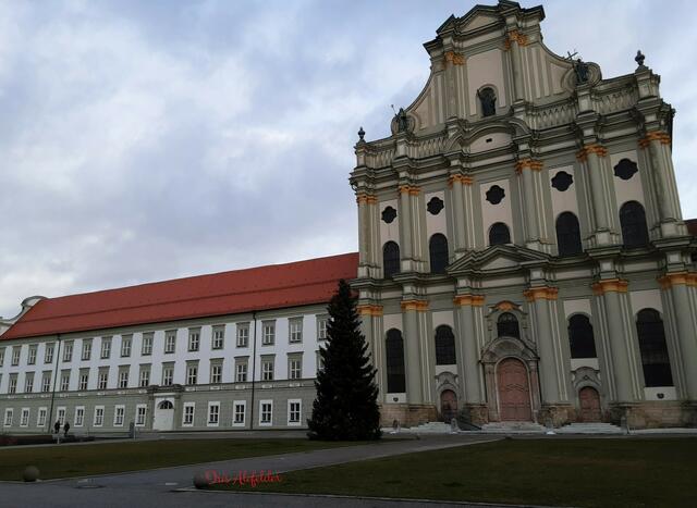 Kirche steht auf einer Schräge