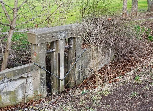 Wehr des ehemaligen Mühlgraben (Eine) in Welbsleben. Vor hundert Jahren erfolgter der Antrieb der Mühle noch durch Wasserkraft