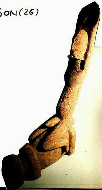 Bei der Reiterfigur des Volksstammes der Dogon sind die vom Zaume gelösten Arme wie eine Himmelsrampe nach oben gereckt.