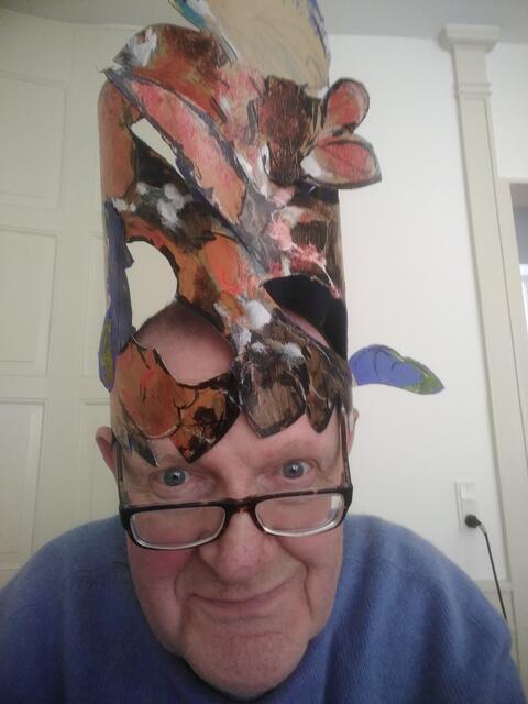 Andreas mit Maskenhut: Baum uf m Kopf