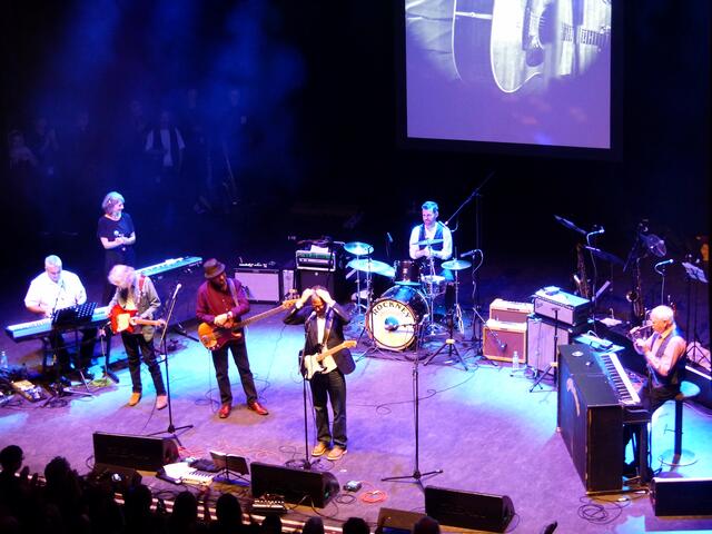 London, Shepherd's Bush Empire, Dezember 2018. Hier mit Eric Clapton, Dave Peacock, Albert Lee, Wayne Lee, Nik Hodges am Schlagzeug.