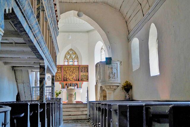 dreiflügeliger Altar mit Kanzel in der Welbslebener Kirche