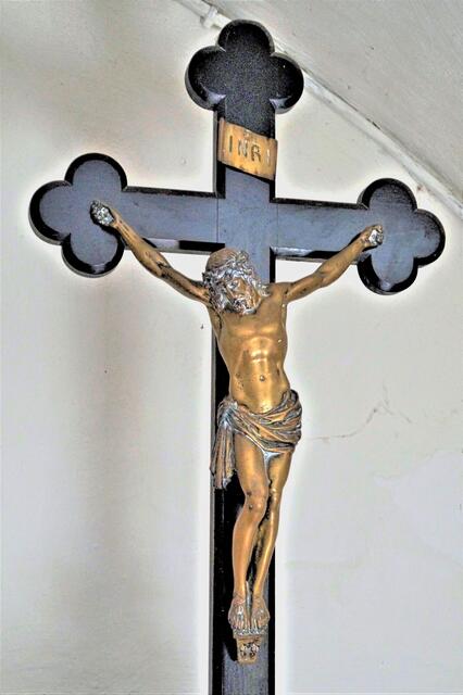 ein bronzefarbiger Jesus in der Welbslebener Kirche