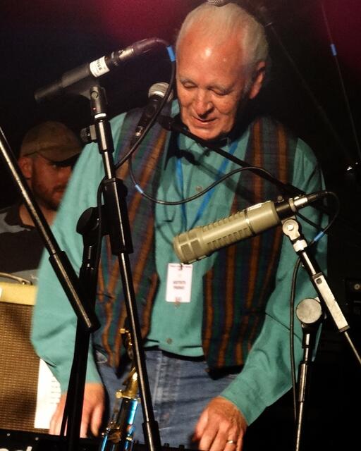 Gary als Gast bei Bill Wyman's Rhythm Kings in Chichester, Blues on the Farm (leider sehr viele Mikrostangen vor ihm). Foto aus Juni 2013.