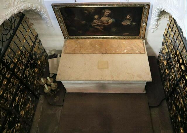 © Bild: CC – Walburgas Sarkophag, um 1455, mit Votivtafeln | Foto: Walburga-Gruft in Eichstätt