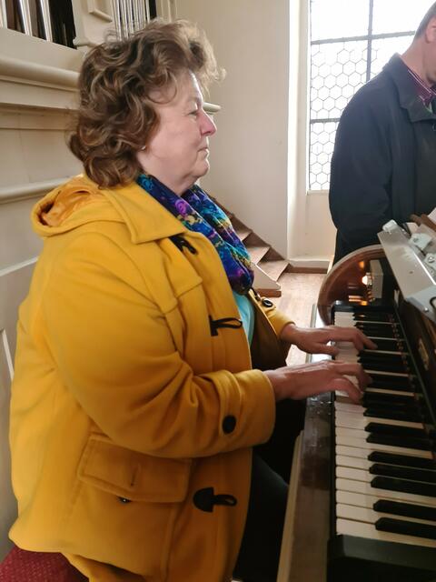 Erna Dirschinger, Leiterin der Krebs-Selbst-Hilfe-Gruppe Buchdorf und Initiatorin der St. Walburga Gedächtnistages an der Orgel von St. Thomas bei Maria vom Strahlenkranz in Gunzenheim