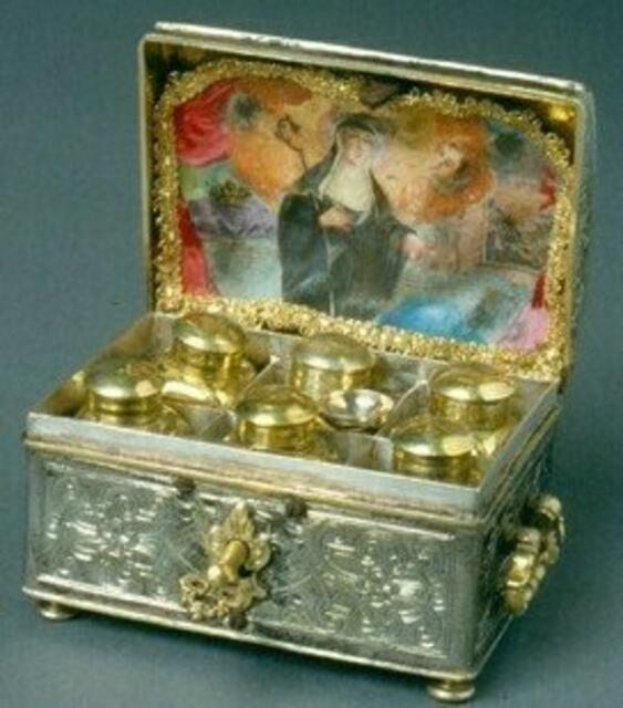 © Bild: CC – Silberne Truhe mit 6 Glasfläschchen mit aufwendigen Metallverschlüssen für Walburgisöl und einem kleinen silbernen Trichter zum Einfüllen | Foto: Silberschmied Johann Sebastian Weizmann aus Eichstätt, um 1750, im Diözesanmuseum in Eichstätt
