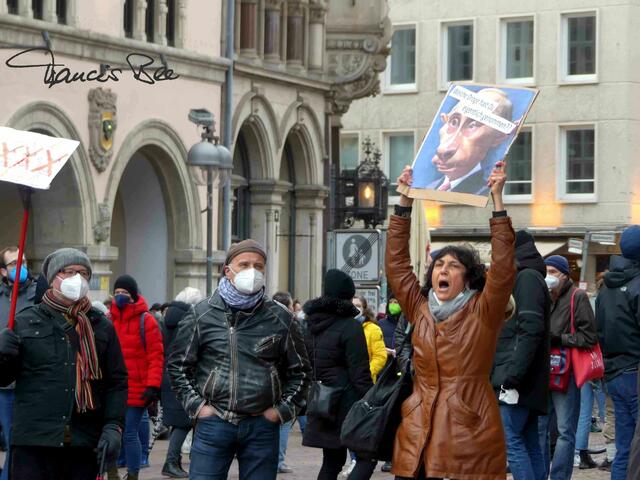 Radikale Rufe auf Ukrainisch, die Verhallen, weil kaum jemand versteht, was die Frau in der braunen Jacke kreischt ... aber man kann es erahnen.