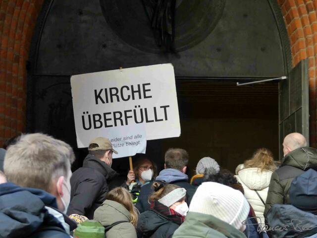Das der Einlass schon 16:15 h war, wurde nicht kommuniziert
