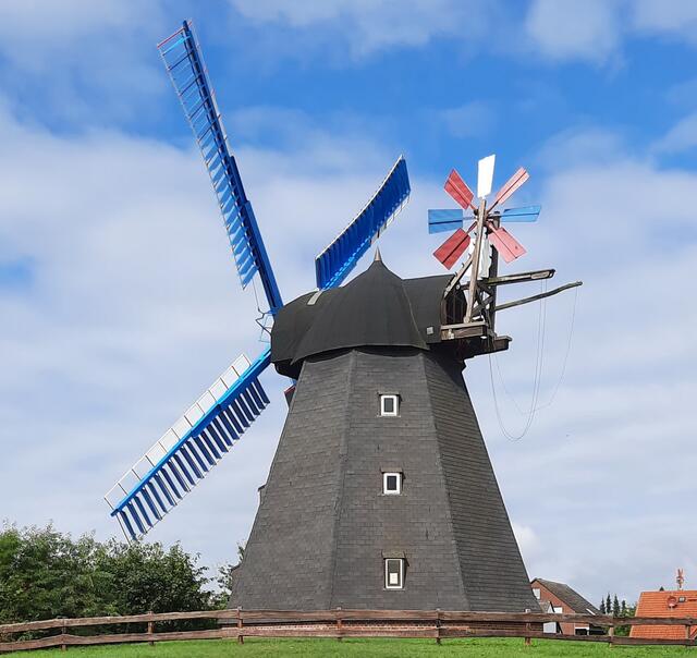 durch den Lagerschaden am Windrosengetriebe kann sich die Mühle nicht mehr selbstständig in den Wind drehen