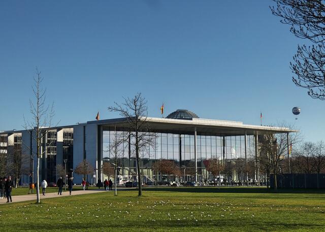 Das Paul-Loebe-Haus. Im Hintergrund sieht man die Reichstagskuppel und ganz rechts ist der Ballon Hi-Flyer zu erkennen.