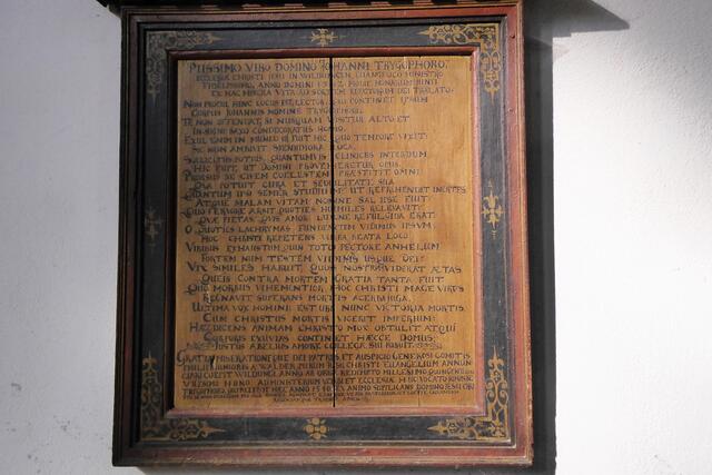 Gedenktafel für Johannes Trygophorus, den lutherischen Reformator der Grafschaft Waldeck. Als Johann Hefentreger war er der älteste Sohn des Bäckermeisters und Ratsschöffen Henn Hefentreger und dessen Ehefrau Elsbeth in Fritzlar. 1521 wurde er zum Priester geweiht. Später hielt er evangelische Predigten und heiratete 1524 die ehemalige Nonne Elisabeth Sperbelitz aus dem Fritzlarer Katharinenkloster. Von Waldecker Grafen zum  Pfarrer der Stadt Waldeck berufen, hielt er am 17.06.1526 seine Antrittspredigt.