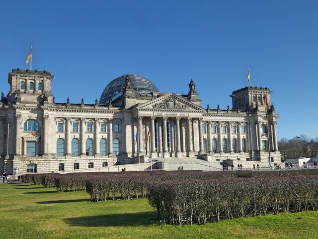 Am Reichstag. Gruppenbesuche sind zur Zeit noch nicht möglich, Einzelbesucher nur mit Online-Ticket.