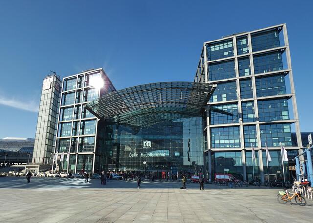 Berliner Hauptbahnhof, Rückseite am Washingtonplatz. 
Der Berliner Hauptbahnhof wurde im Mai letzten Jahres 15 Jahre alt. Ich kenne die gesamte Gegend noch als Riesenbaustelle, und hier gab es damals nur den "Lehrter Bahnhof" - letzte S-Bahn-Station vorm Grenzübergang.