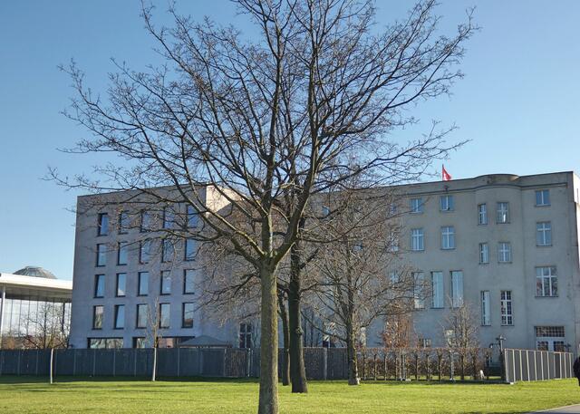 Die Schweizerische Botschaft Nähe Reichstag und Kanzleramt, vom Spreebogenpark aus gesehen