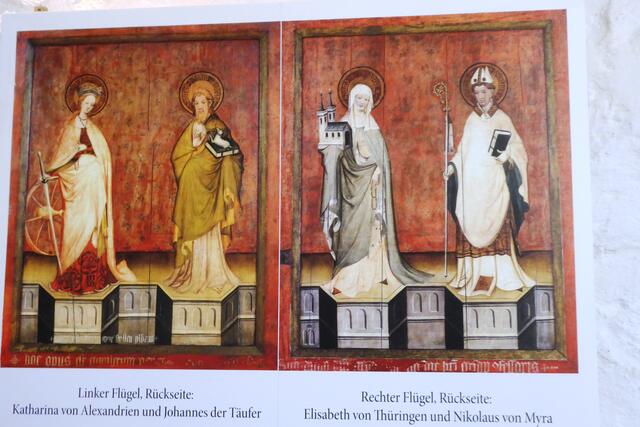 Geschlossen zeigt der Altar von 1403 vier Heiligenbilder: Katharina von Alexandrien, Johannes, den Täufer, Elisabeth von Thüringen und den Bischof Nikolaus von Myra.