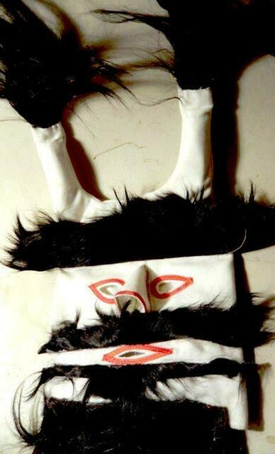 Bei der Fellmaske aus Kali Vrisi wird das Fell nach innen gewendet und nur an manchen Stellen aussen belassen