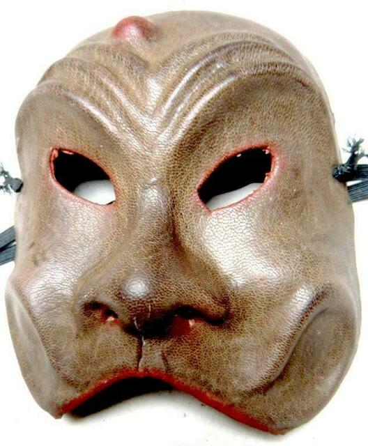 Arlecchino mit der Beule der Klugheit:  Der Schnitt unter der Nase hat die Möglichkeit geschaffen , das Leder rund zu formen und die Nase heraus stehen zu lassen.