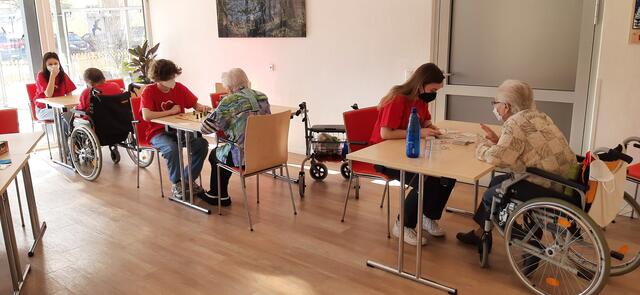 Unsere Praktikanten vom Gymnasium: Lara Freier, Ronja Fischer, Luca Brown mit unseren Bewohnern beim Spiele Vormittag