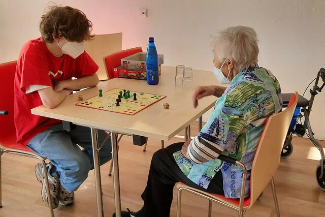Unsere Praktikanten vom Gymnasium: Lara Freier, Ronja Fischer, Luca Brown mit unseren Bewohnern beim Spiele Vormittag