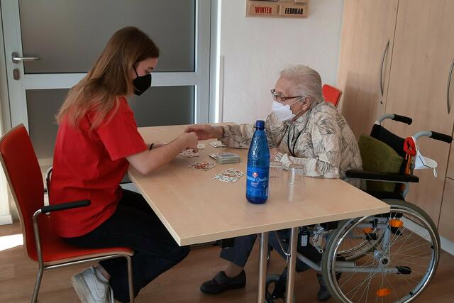 Unsere Praktikanten vom Gymnasium: Lara Freier, Ronja Fischer, Luca Brown mit unseren Bewohnern beim Spiele Vormittag