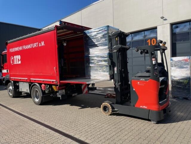 Verladen der Pakete im Katastrophenschutzlager in Frankfurt. Von dort geht es nach Fritzlar für den Weitertransport. | Foto: Foto: Feuerwehr Frankfurt am Main