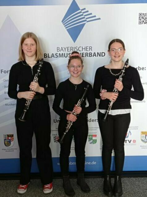 Mit sehr gutem Erfolg und 89 Punkten wurde das Klarinettentrio aus der Klasse von Heike Mayr-Hof mit v. r. Lilly Anwander, Clara Scherer und Marlene Heigl bewertet. Herzlichen Glückwunsch!