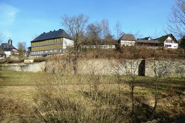 Blick auf die Kapelle und das untere, alte Schloss mit der Hofanlage über den Ringwallmauern der Burg Breidenstein.