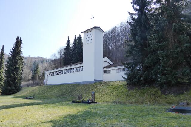 Die Friedhofskapelle des Stadtteils der Stadt Biedenkopf﻿ liegt oberhalb des Rundwegs, östlich vom See.