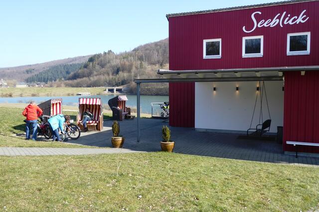 Rückseite der Gaststätte Seeblick am westlichen Ufer des Hochwasserrückhaltebeckens Breidenstein/Perf.