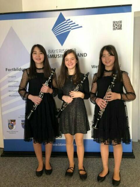 Das Klarinettentrio aus der Klasse von Manfred-Andreas Lipp mit v. l. Sophia Tschan, Victoria Ertl und Isabell Tschan erspielte sich einen ausgezeichneten Erfolg und 91 Punkten.