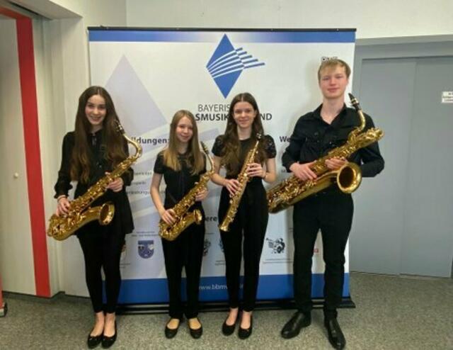 Das Saxofonquartett aus der Klasse von Manfred-Andreas Lipp mit v. l. Lucia Reiter, Sarah Wiedmann, Chiara Bunk und Martin Stempfle erspielte sich in der Altersgruppe III mit 94 Punkten den Titel Landessieger.