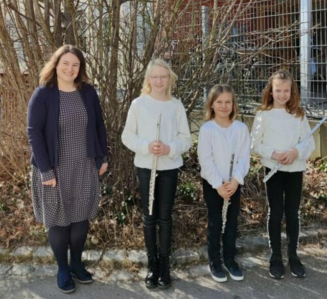 Das Querflötentrio v. r. Lina Rieß, Sarah Steger und Larissa Burkard mit ihrer Lehrerin Eva Kellermann freute sich über 91 Punkte und einen ausgezeichneten Erfolg.