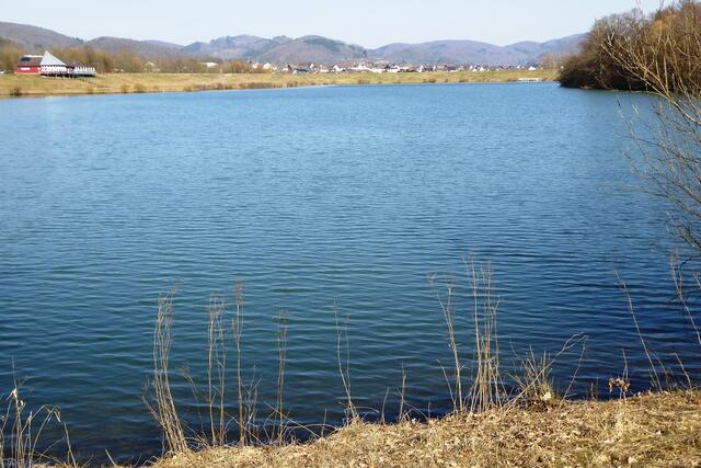 Blick von Süden auf den Perfstausee und den Biedenkopfer Stadtteil Breidenstein.