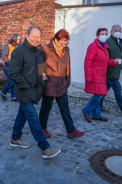 Solidarität mit der Ukraine - Lichterzug durch Friedbergs Straßen - mehr als 200 Bürger:innen kamen zur Veranstaltung - auch das Ehepaar Martha und Franz Reißner waren dabei