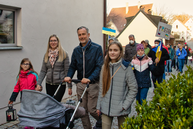 Solidarität mit der Ukraine - Lichterzug durch Friedbergs Straßen - mehr als 200 Bürger:innen kamen zur Veranstaltung - im Bild Friedbergs erster Bürgermeister Roland Eichmann mit Familie