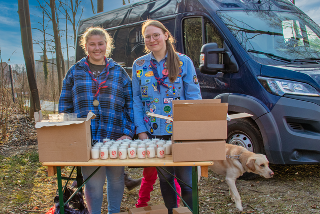 Solidarität mit der Ukraine - Lichterzug durch Friedbergs Straßen - Friedberger Pfadfinderinnen verteilten Kerzen