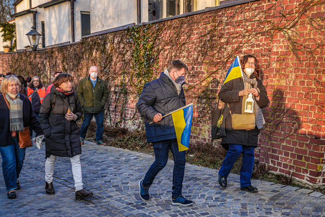 Solidarität mit der Ukraine - Lichterzug durch Friedbergs Straßen - mehr als 200 Bürger:innen kamen zur Veranstaltung