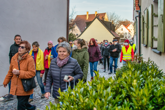 Solidarität mit der Ukraine - Lichterzug durch Friedbergs Straßen - mehr als 200 Bürger:innen kamen zur Veranstaltung