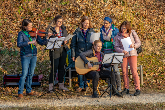 Solidarität mit der Ukraine - Lichterzug durch Friedbergs Straßen - die Friedberger Pfadfinderinnen umrahmten die Veranstaltung mit Gesang und Gitarrenspiel