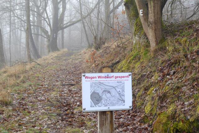 Das Hinweisschild am Aufgang von der Straße "Am Mühlrain".