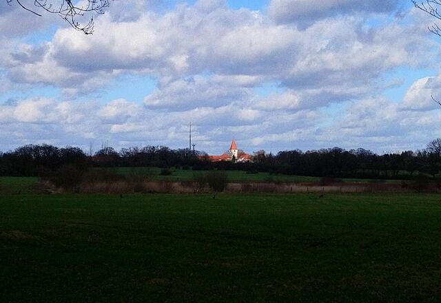 Licht und Schatten: Die Marienkirche in Isernhagen wird von der Sonne angestrahlt.