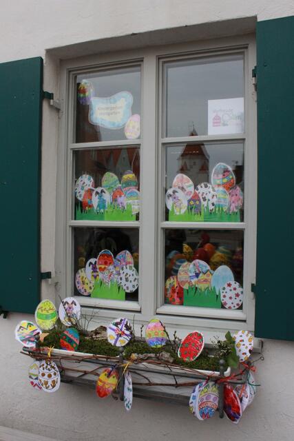 Die Kindergärten, -krippen, -horte und Mittagsbetreuungen haben auch in diesem Jahr fleißig bestelt, um den Stadtplatz österlich zu schmücken.