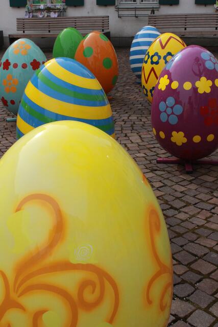 Große Eier und ein noch größerer Osterhase werden in diesem Jahr der Blickfang in Aichachs guter Stube, dem Stadtplatz, sein.