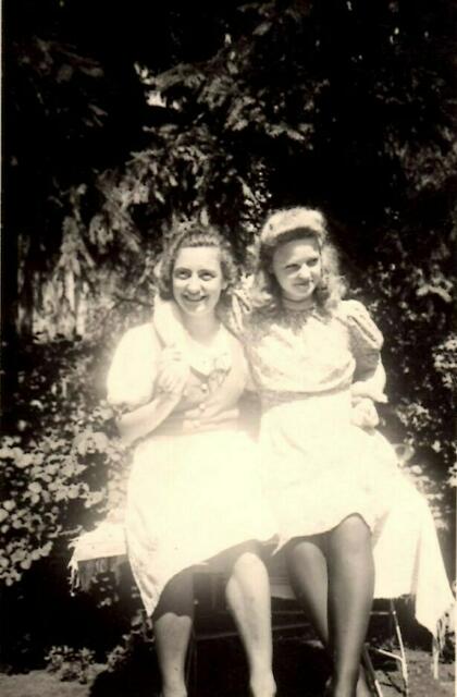Jutta als junges Mädchen 1938 -rechts im Bild