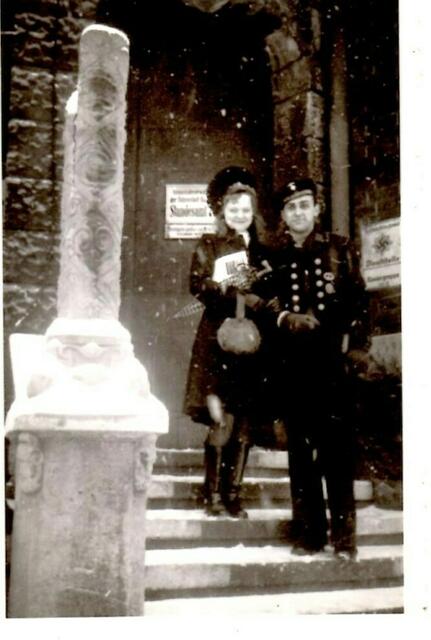 Eheschließung vor dem Standesamt im Rathaus Hamburg-Stellingen im Januar 1945 mit Schneegestöber