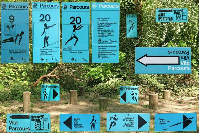 Sammlung von Schildern zum Vita-Parcours 1 in Deutschland